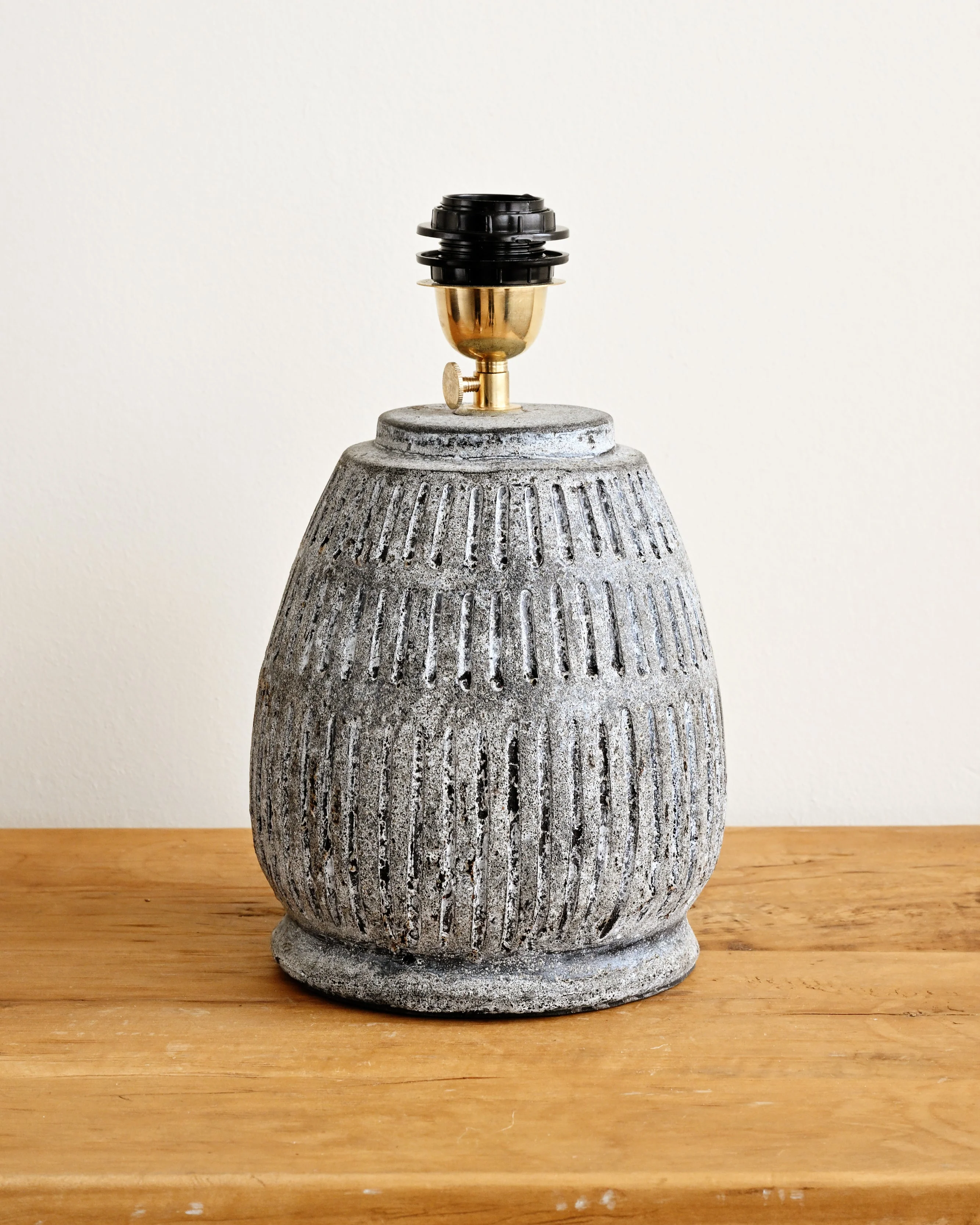 Bata Stone Table Lamp - Image 4
