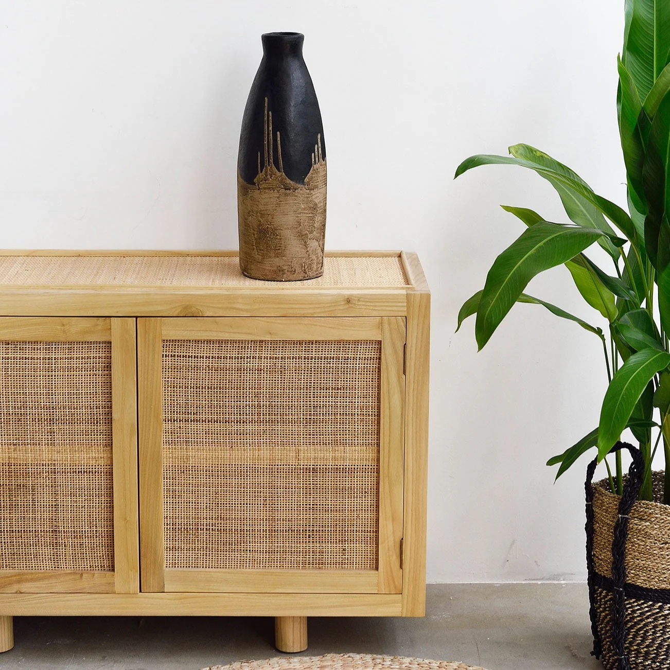 Black and Natural Vase - Image 4
