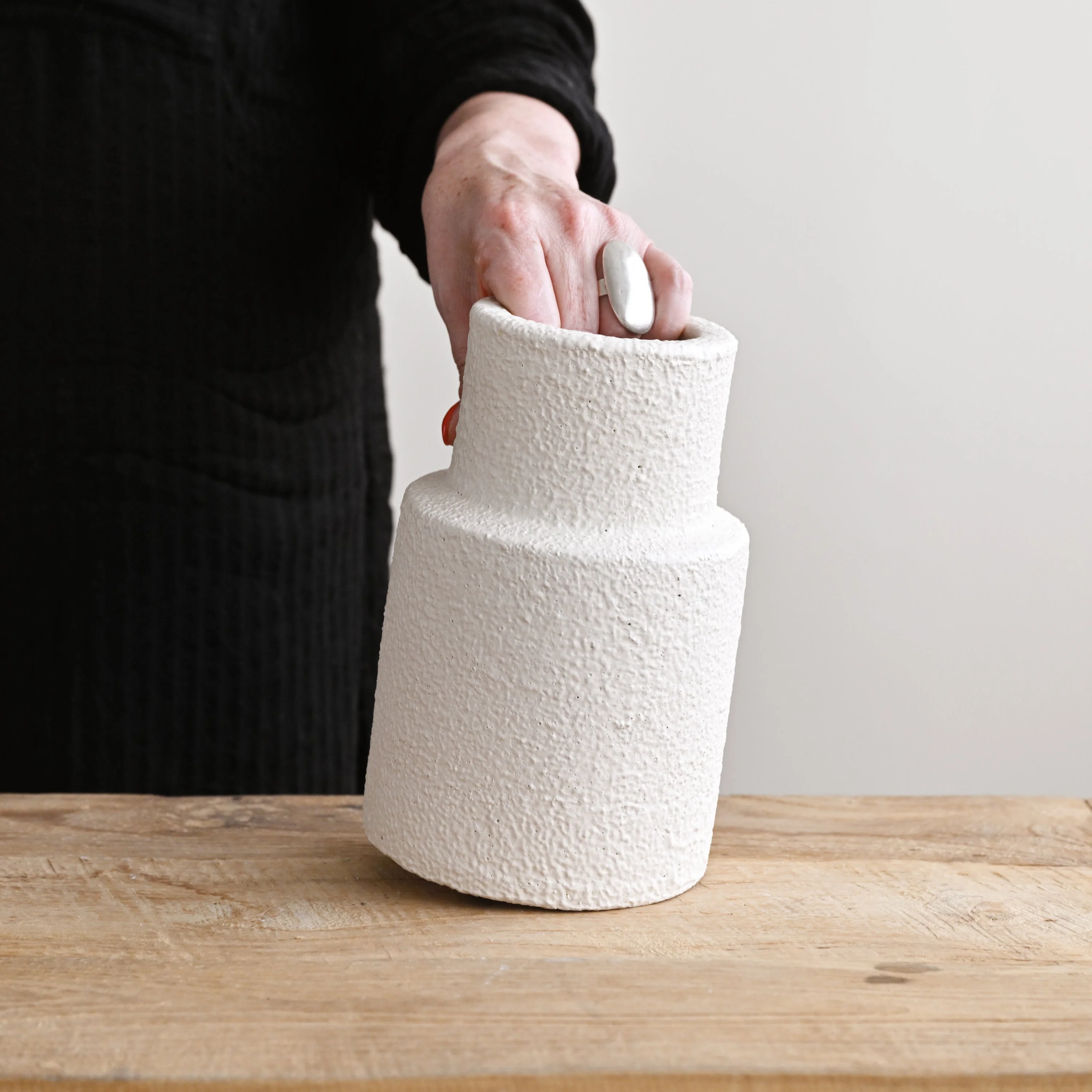 Cream Ares Vase - Image 3