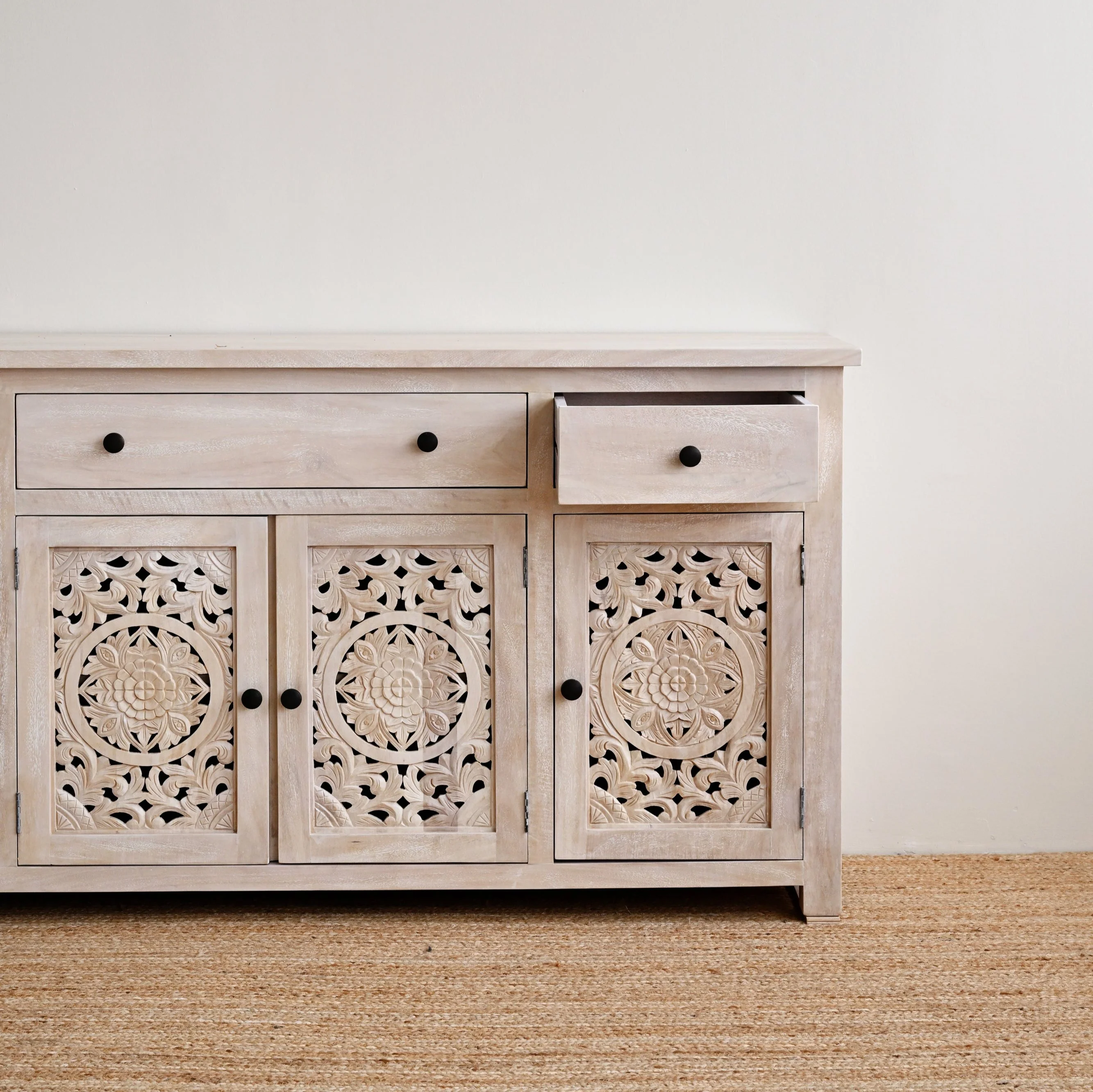 Kuno 4 Door Cabinet - Image 4