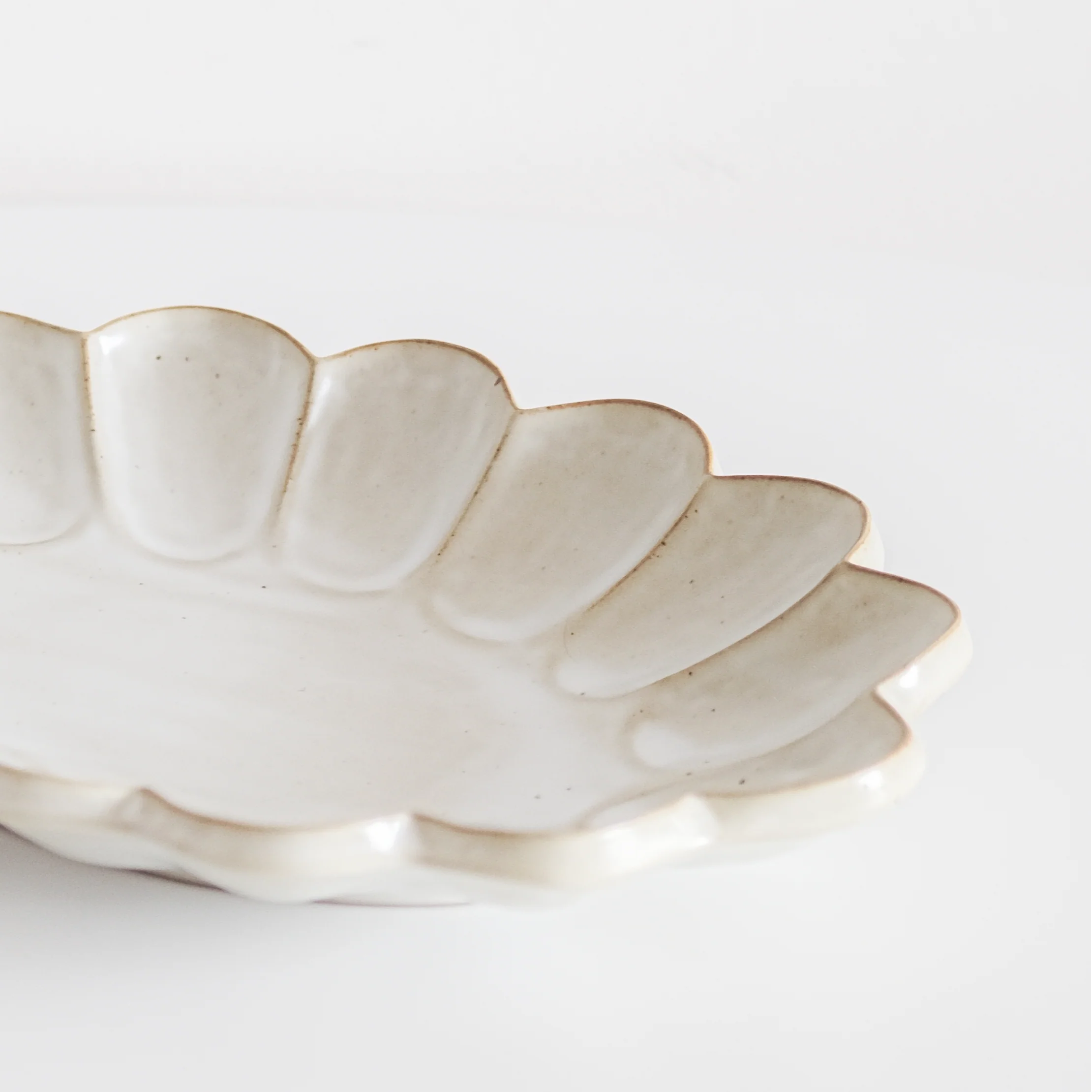Speckled White Large Scallop Platter - Image 4