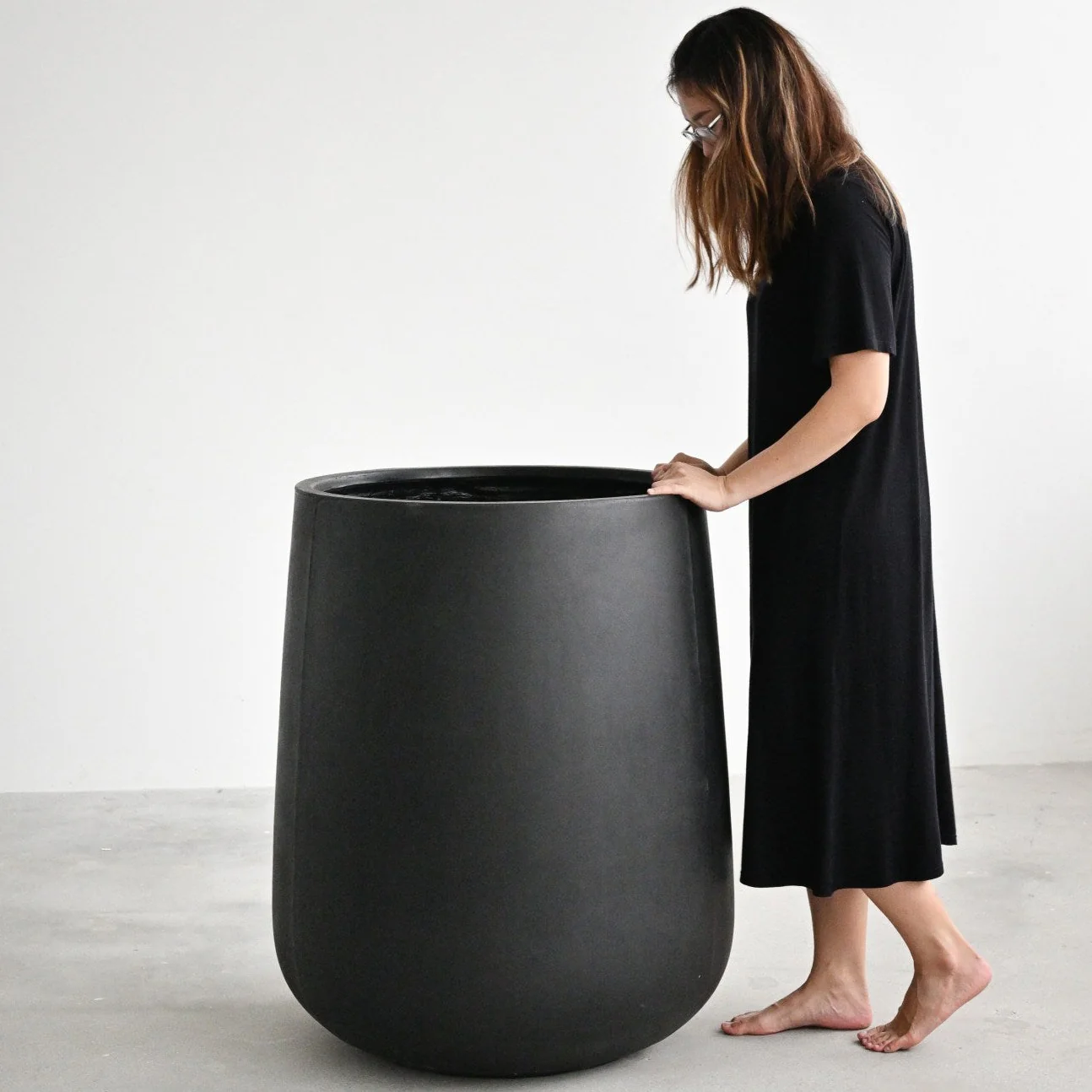 Tulip Black Pot - Image 3