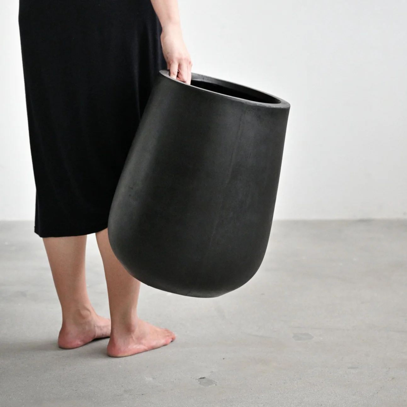 Tulip Black Pot - Image 6